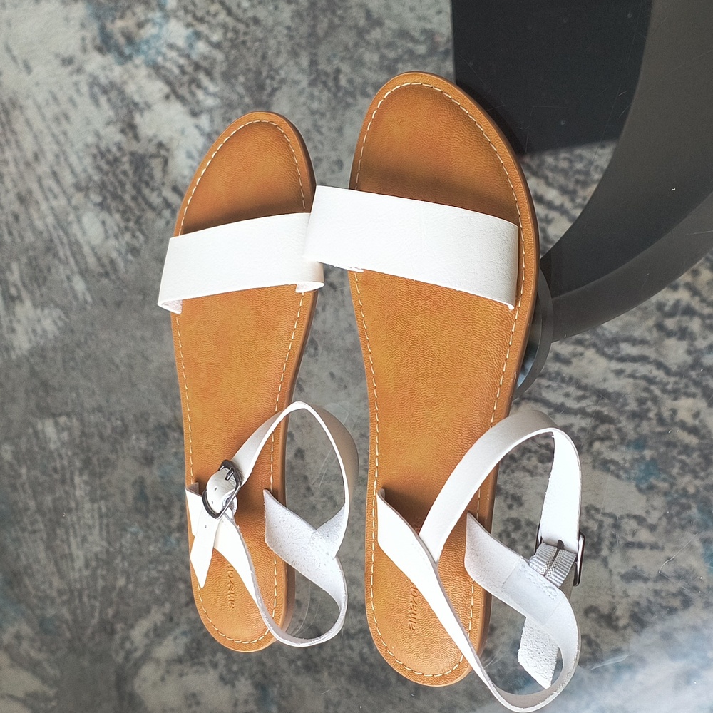 Amazon Essentials Faux Leather Sandal